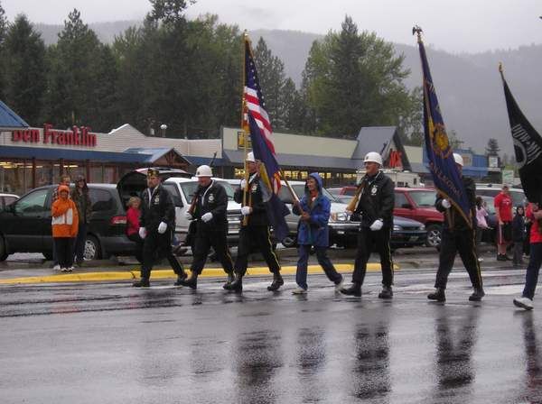 The parade begins. Photo by LibbyMT.com.