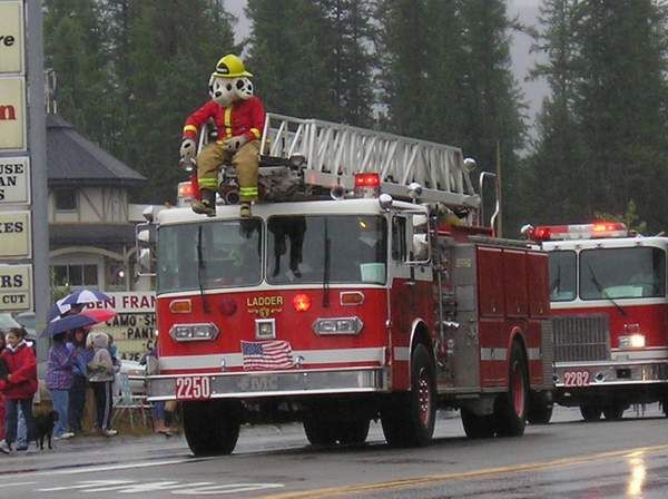 Sparky gets a ride.... Photo by LibbyMT.com.