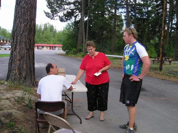 Kyle talks with the timekeepers. Photo by LibbyMT.com.