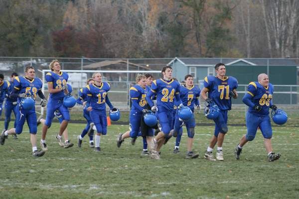 Running to the seniors. Photo by LibbyMT.com.