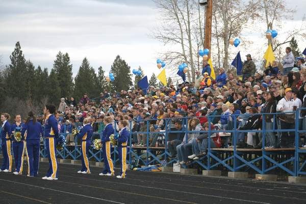 Hometown crowd. Photo by LibbyMT.com.