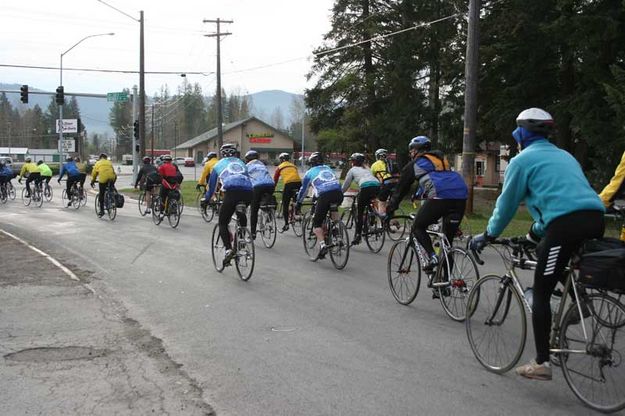 Off they go!. Photo by Dawn Ballou, LibbyMT.com.