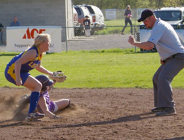 Laice Dedrick makes the tag. Photo by Kootenai Valley Record.