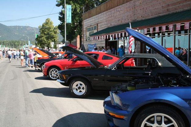 Cars line Mineral Avenue. Photo by LibbyMT.com.