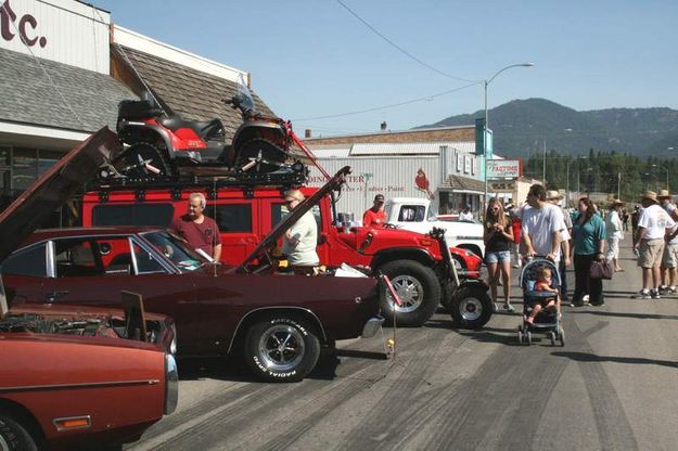 Admiring the cars. Photo by LibbyMT.com.