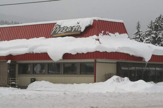 Snowy Pizza Hut. Photo by LibbyMT.com.