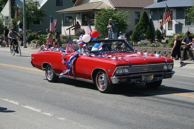 There were many classic cars . Photo by LibbyMT.com.