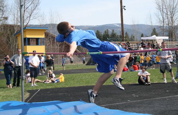 Jared clears the high jump. Photo by LibbyMT.com.
