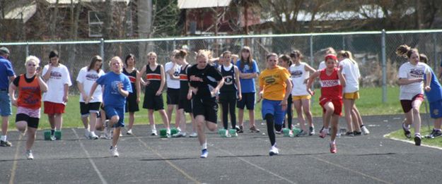 7th grade girls 100 meter dash. Photo by LibbyMT.com.