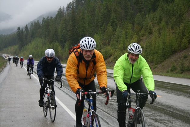 A long line of riders. Photo by LibbyMT.com.