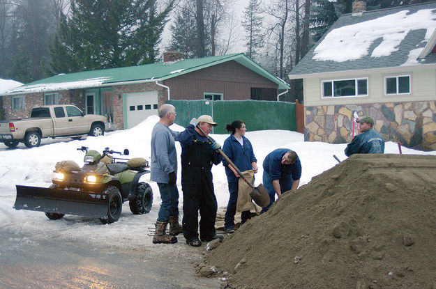 Sandbagging. Photo by Kootenai Valley Record.