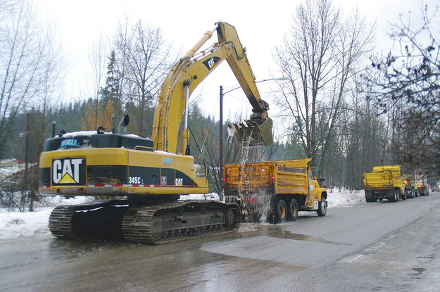 Loading the ice. Photo by Kootenai Valley Record.