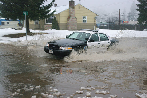 Making a splash. Photo by Kootenai Valley Record.