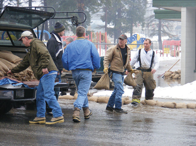 Sandbagging Asa Wood School. Photo by Kootenai Valley Record.