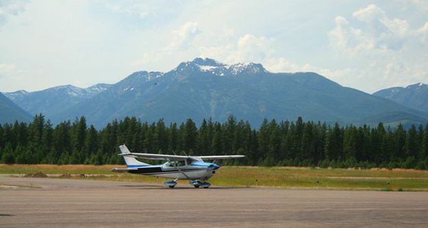 Cessna C-182 Skylane. Photo by LibbyMT.com.