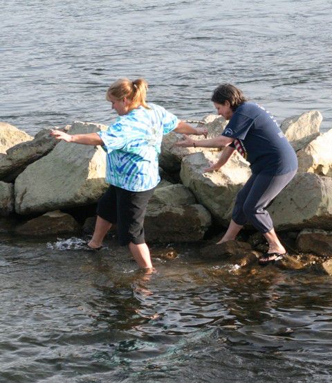 Kate and Lauri make their way over the rocks. Photo by LibbyMT.com.