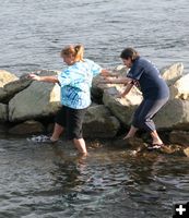 Kate and Lauri make their way over the rocks. Photo by LibbyMT.com.