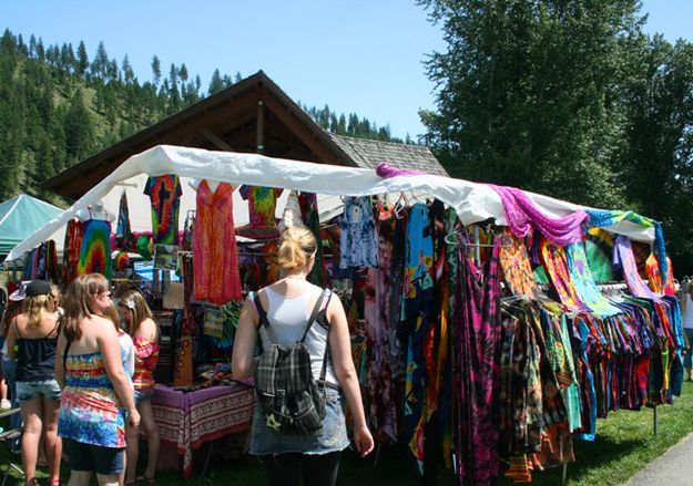 Checking out the tie-dye. Photo by LibbyMT.com.