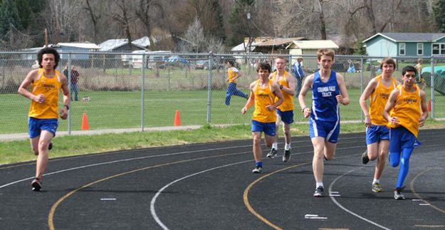 Running the 1600. Photo by LibbyMT.com.