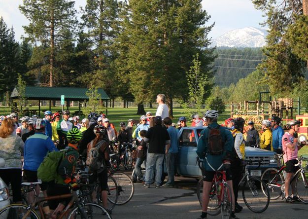 Susie addresses the riders. Photo by LibbyMT.com.