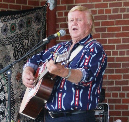 Rod Erickson entertains. Photo by LibbyMT.com.