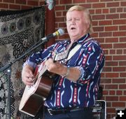 Rod Erickson entertains. Photo by LibbyMT.com.