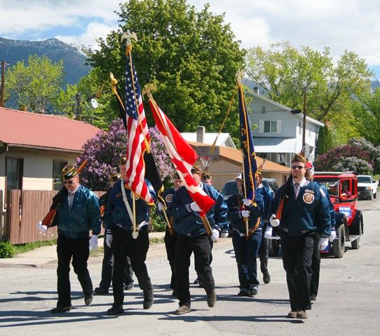 The parade begins. Photo by LibbyMT.com.