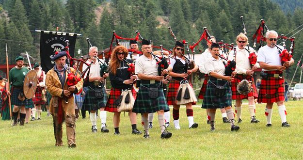 The clans enter. Photo by LibbyMT.com.