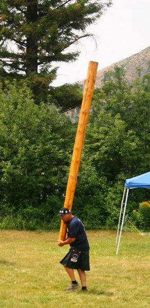 Caber toss. Photo by LibbyMT.com.