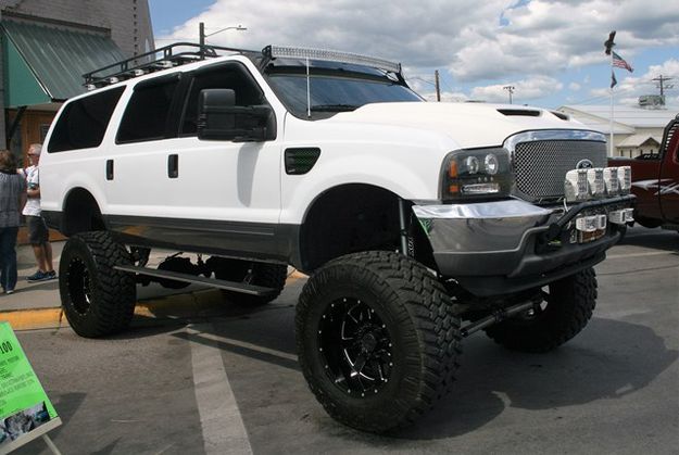 2003 Ford Excursion. Photo by LibbyMT.com.