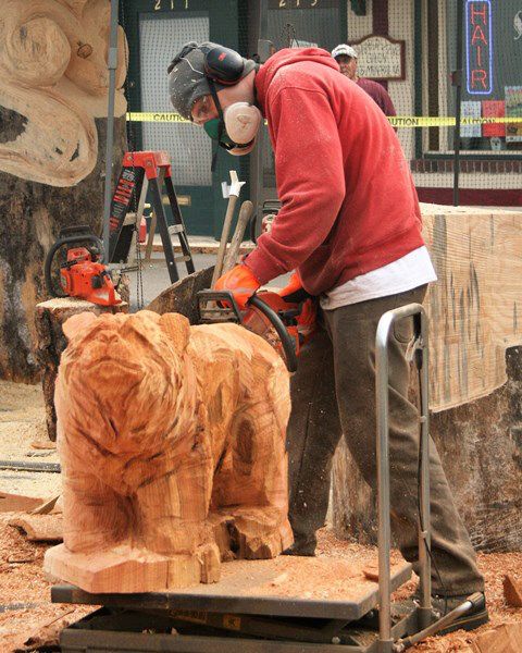 Steve Higgins works on his quick carve. Photo by LibbyMT.com.