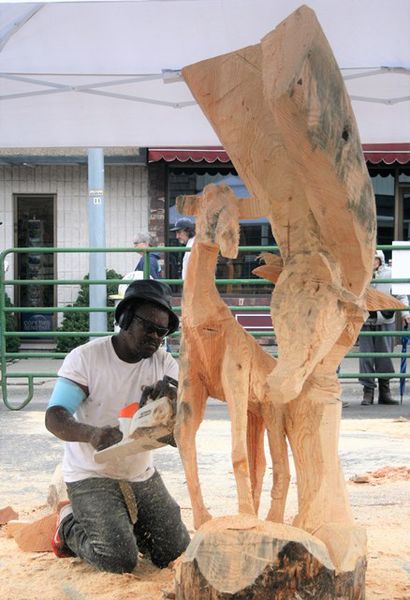 Bongo Love creates giraffes. Photo by LibbyMT.com.