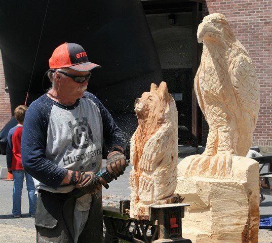 Ron works on a quick carve bear. Photo by LibbyMT.com.