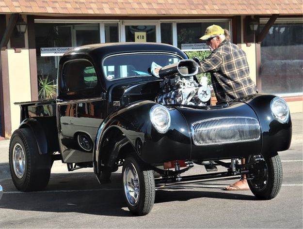 Polishing the 1941 Willys pickup. Photo by LibbyMT.com.