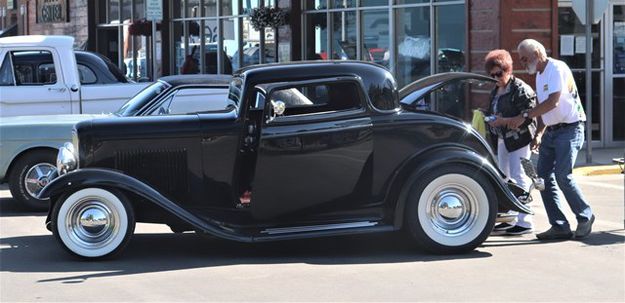 Unloading the 1932 Ford coupe. Photo by LibbyMT.com.