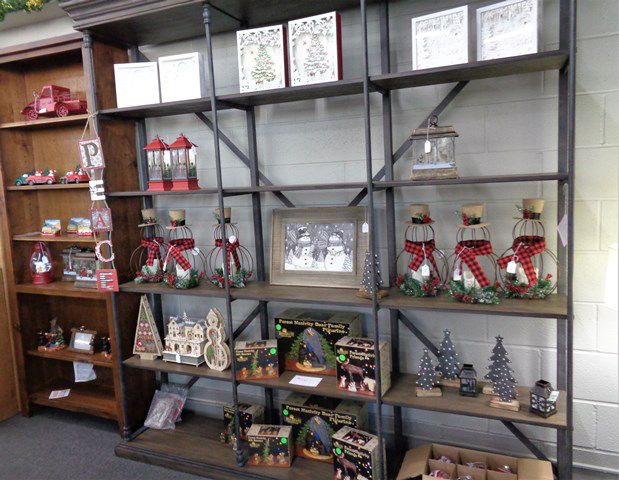 Managhan's Furniture has knick-knacks. Photo by LibbyMT.com.