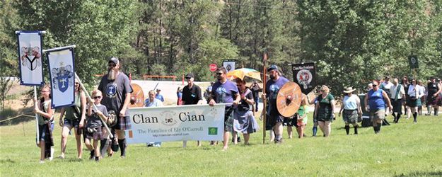 Here come the clans. Photo by LibbyMT.com.