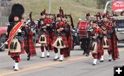 Here comes the Montana Highlanders Bagpipe Band. Photo by LibbyMT.com.