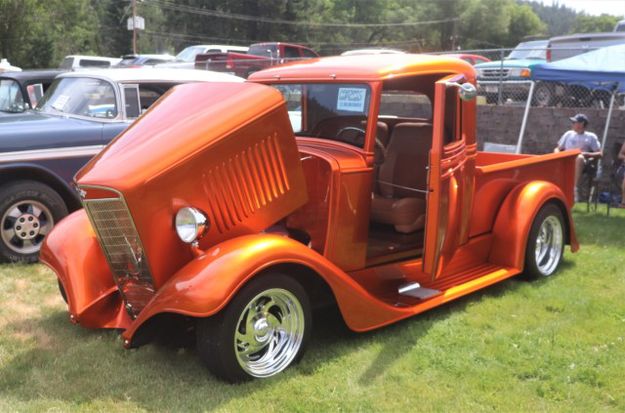 1935 International. Photo by LibbyMT.com.