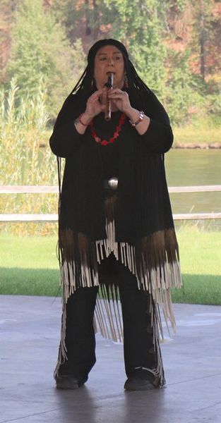 Chilaili Wachiwi entertains . Photo by LibbyMT.com.