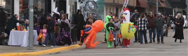 The sidewalks were full. Photo by LibbyMT.com.