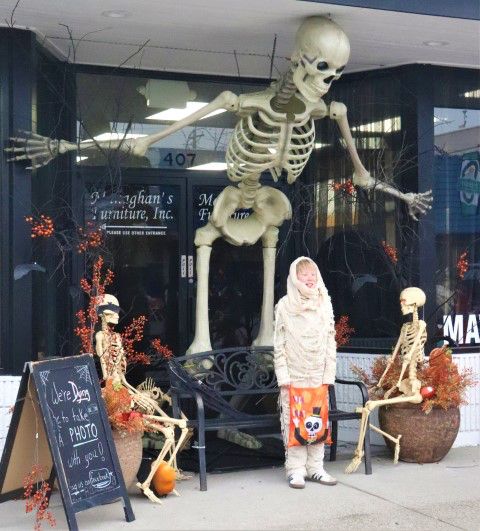 <center>Photo op at</center> <center>Managhan's Furniture</center>. Photo by LibbyMT.com.
