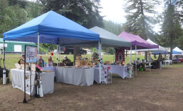 Vendors under the trees. Photo by LibbyMT.com.