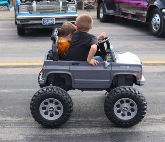 This is the way to see the car show. Photo by LibbyMT.com.