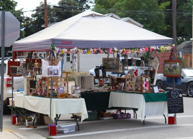 Vendors for craft browsing. Photo by LibbyMT.com.