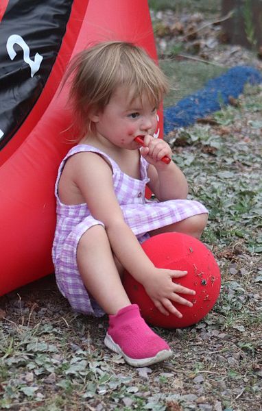 Keeping herself entertained. Photo by LibbyMT.com.