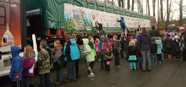 Banner signing. Photo by LibbyMT.com.