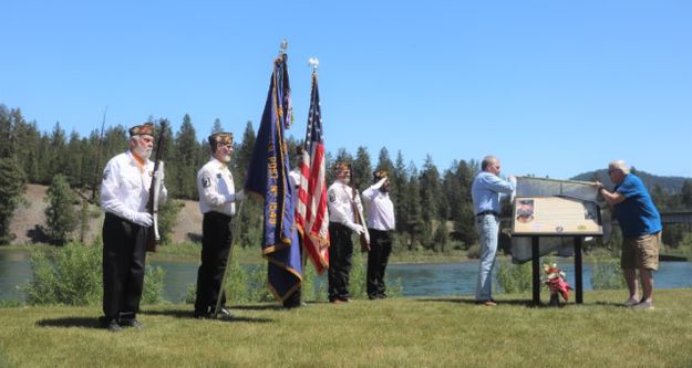 Unveiling the plaque. Photo by LibbyMT.com.