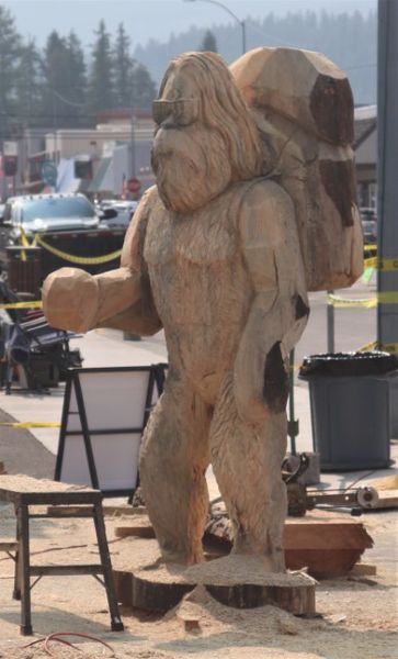 Jamie Doeren's carving taking shape. Photo by LibbyMT.com.
