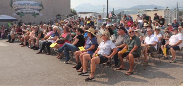 Quick carve auction audience. Photo by LibbyMT.com.